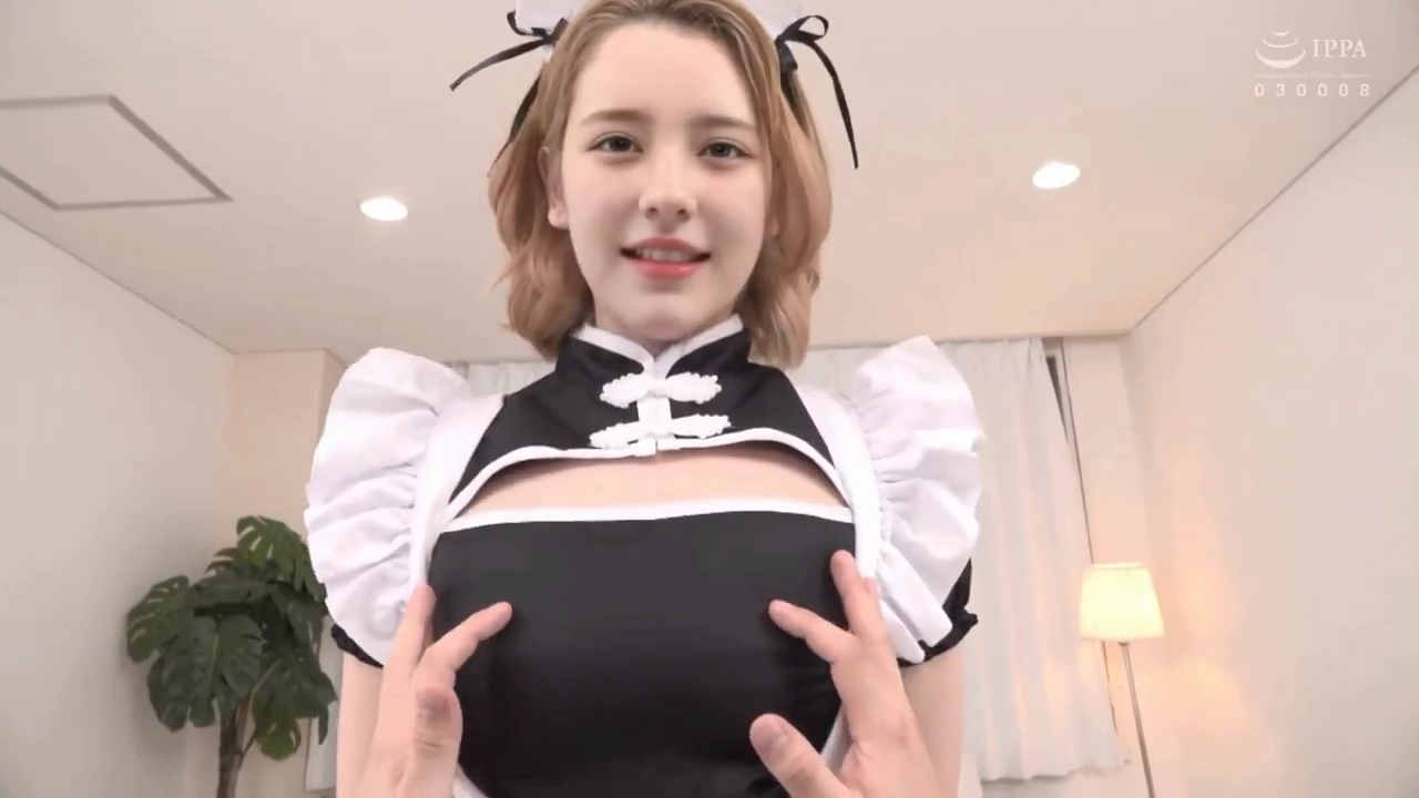 穿着女仆的服装的女人正在展示她的乳房。