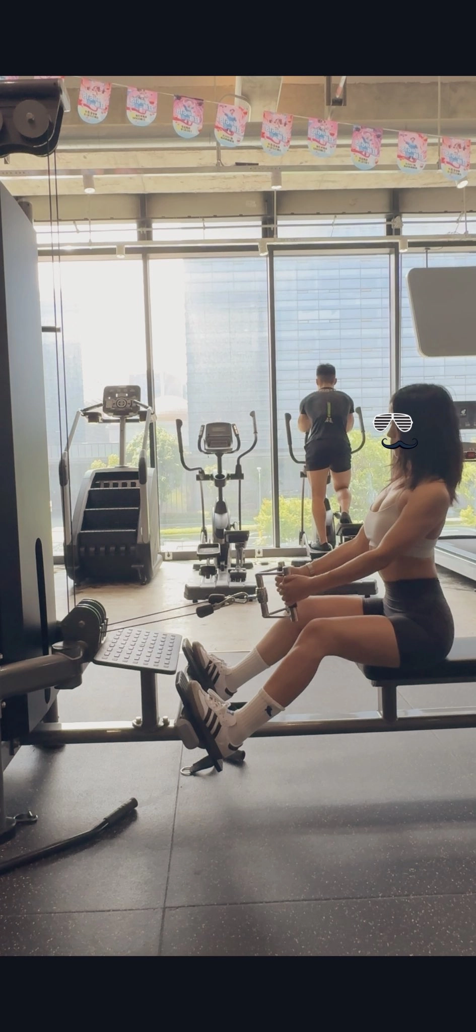 女人坐在一张椅子上,一件衬衫上写着“我不是一个早晨的人”。