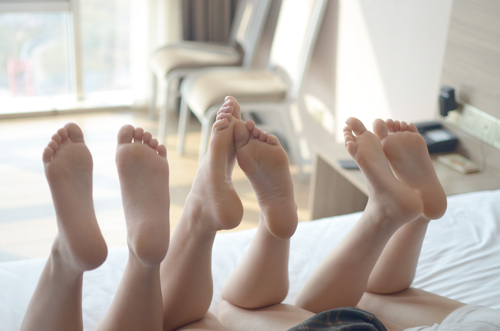 四条脚在床上。