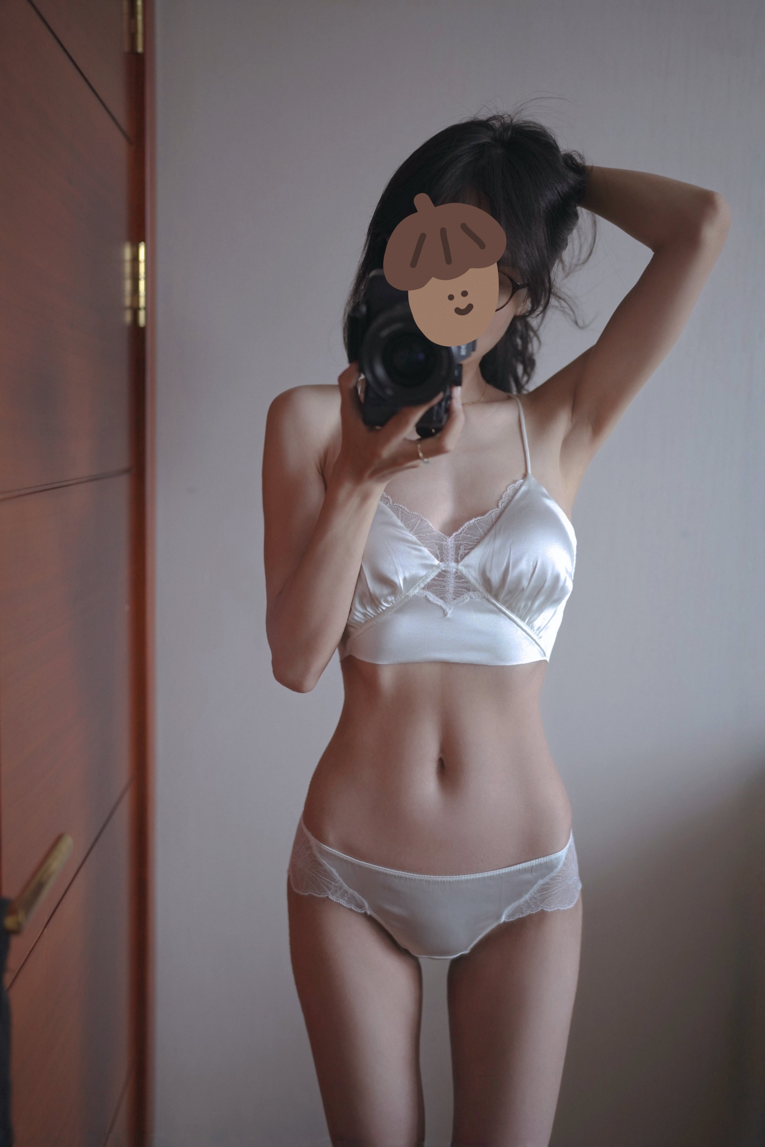 女人用摄像头拍自拍。