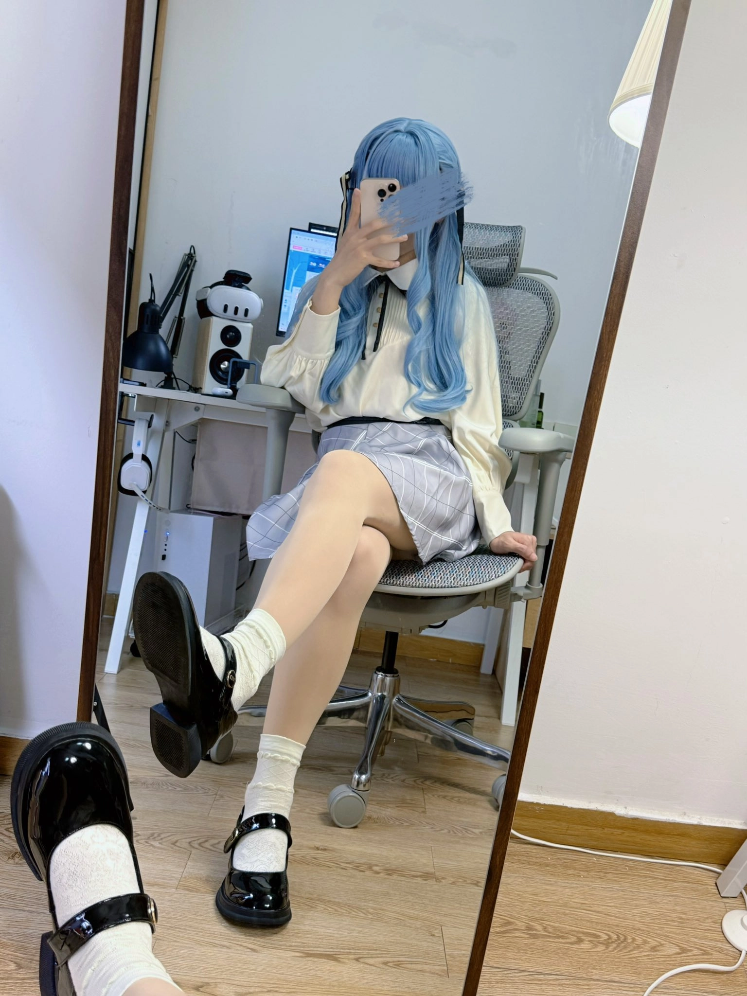 女人在镜子前拍自拍。