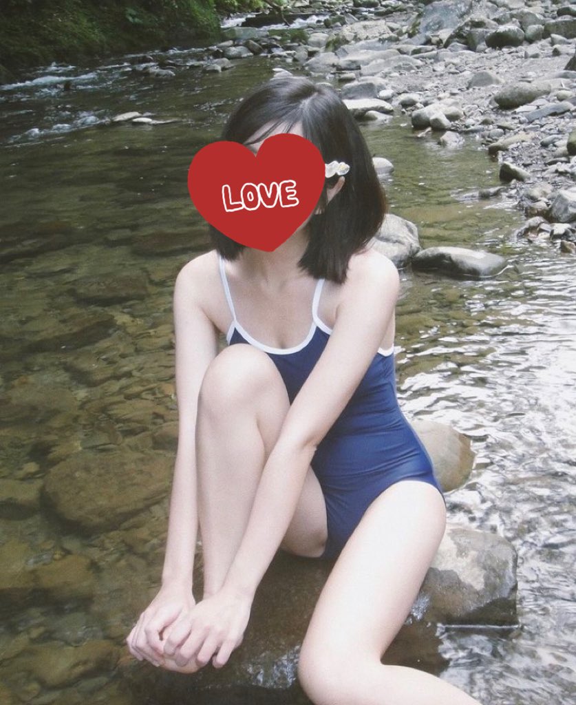 带着心在脸上坐在河边的女人。