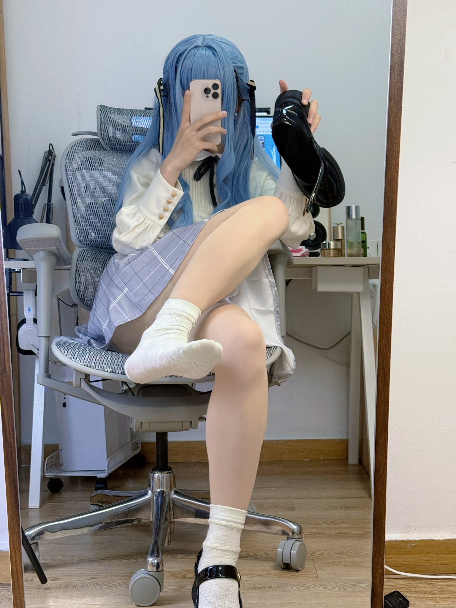 女人在镜子前拍自拍。