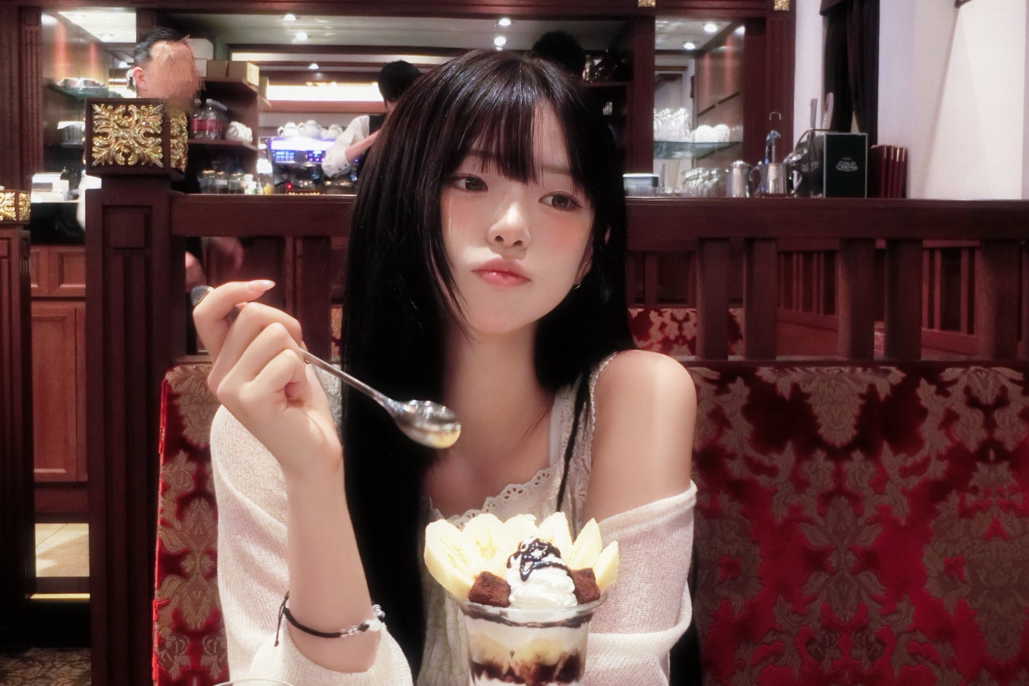 女人用一碗吃甜点。