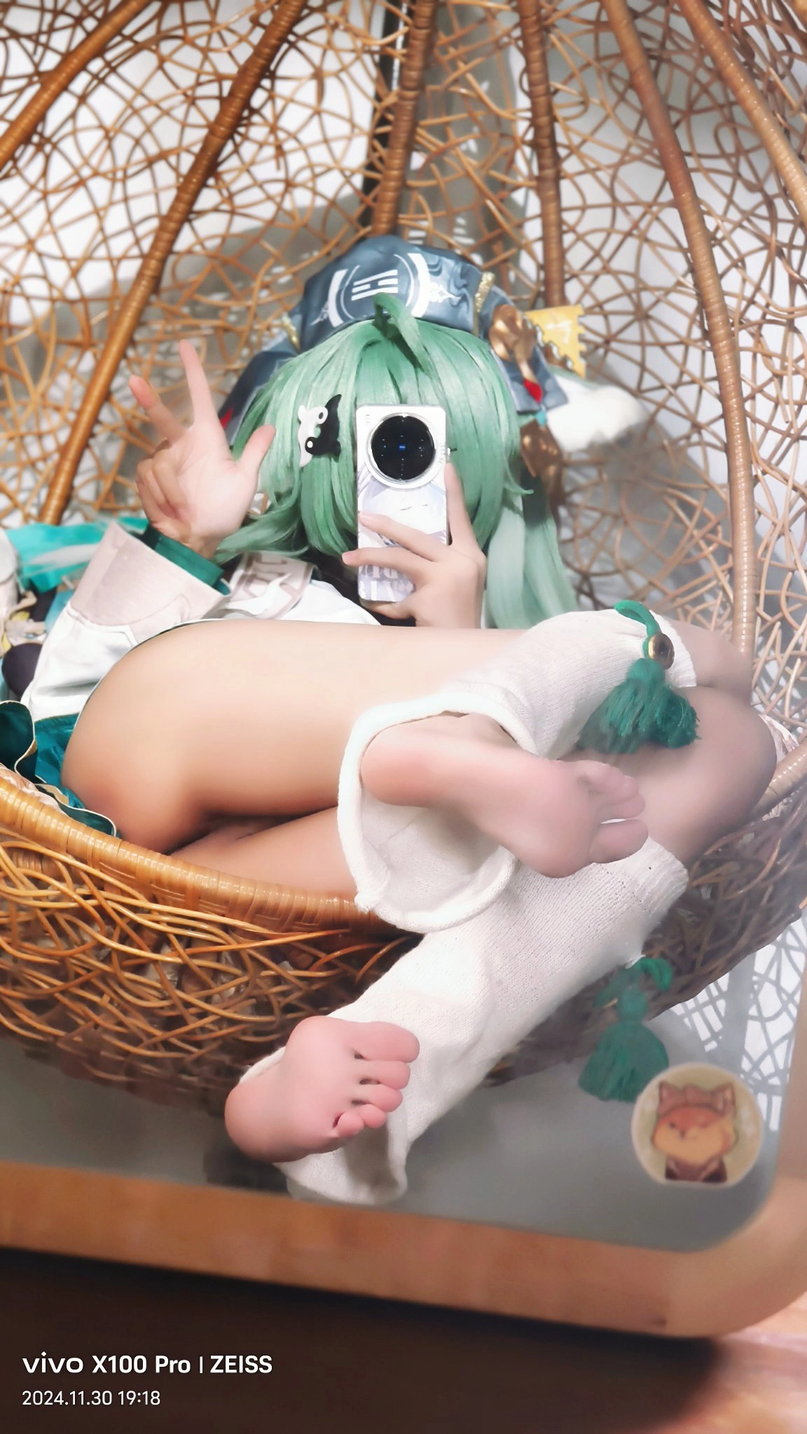 女人在一个纺织篮子里拍个自拍。