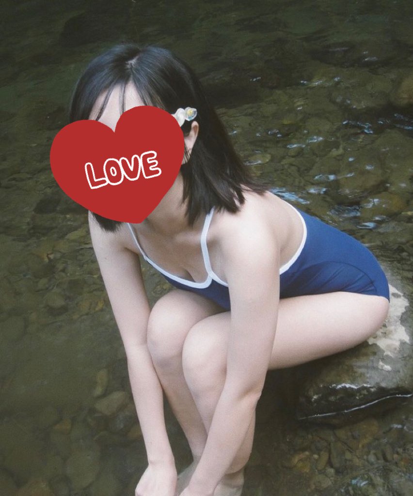 带着心在脸上坐在河边的女人。