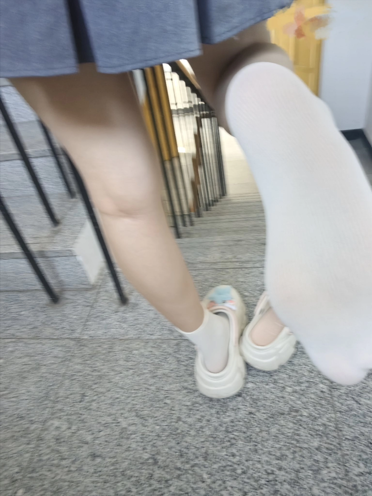 穿着白色袜子和鞋子的女人。