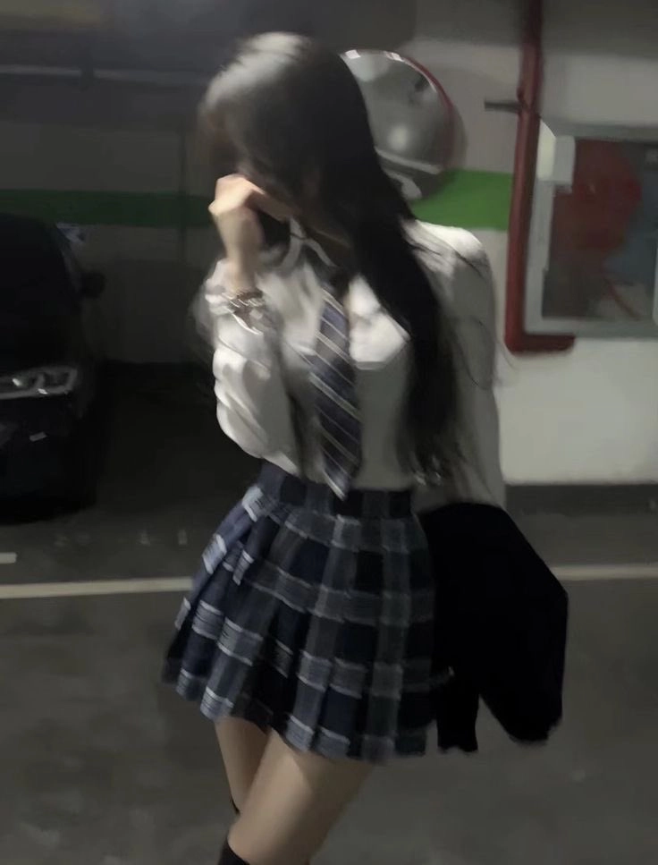 一位女人穿着蓝色衬衫和一件白色的衬衫。