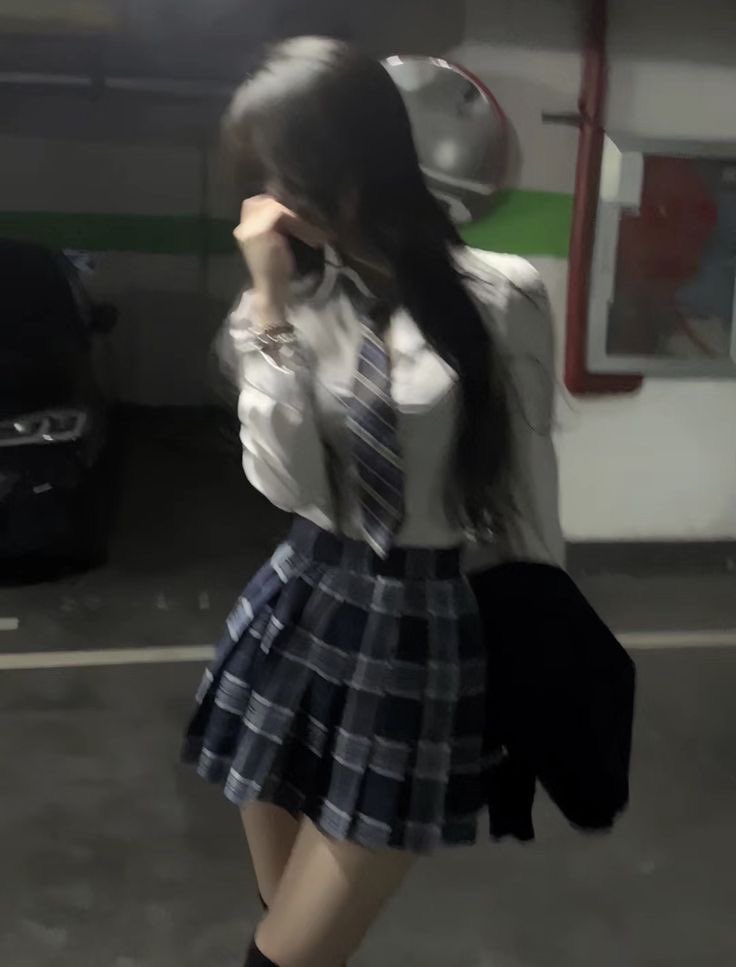 一位女人穿着蓝色衬衫和一件白色的衬衫。