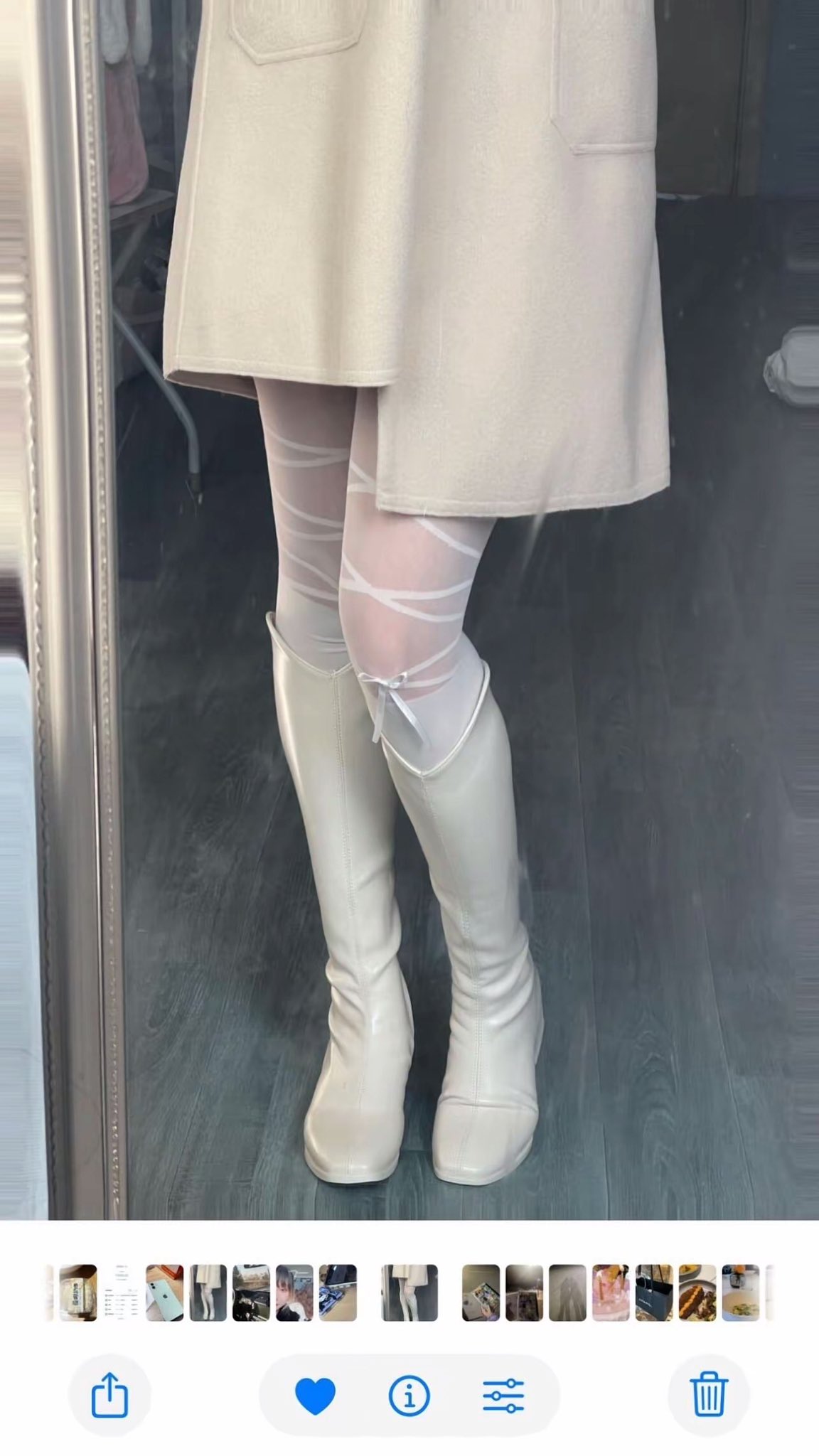 女人穿着白色的靴子和白色的裙子。