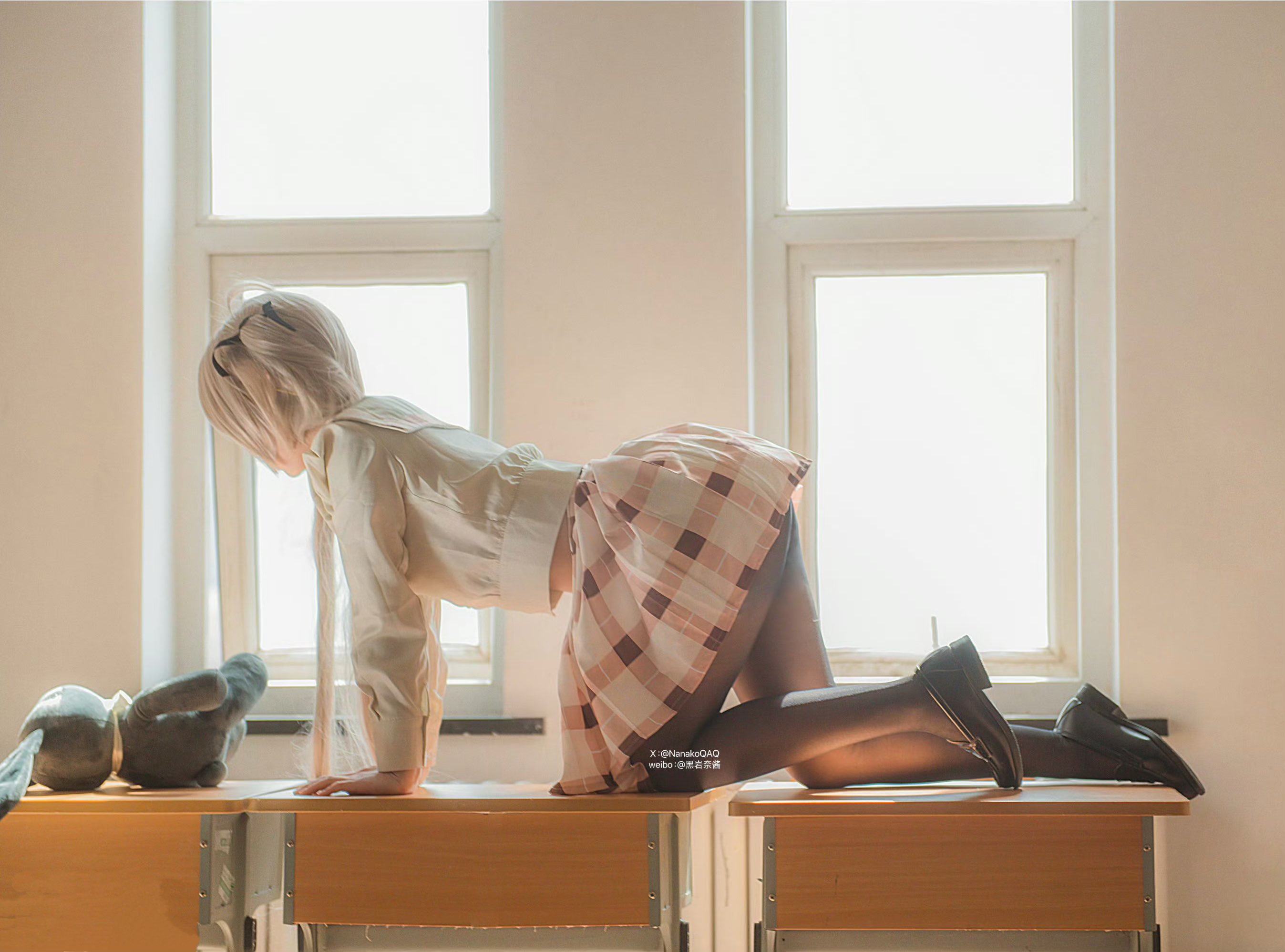 穿着一件布衣的女人躺在一张桌子上。