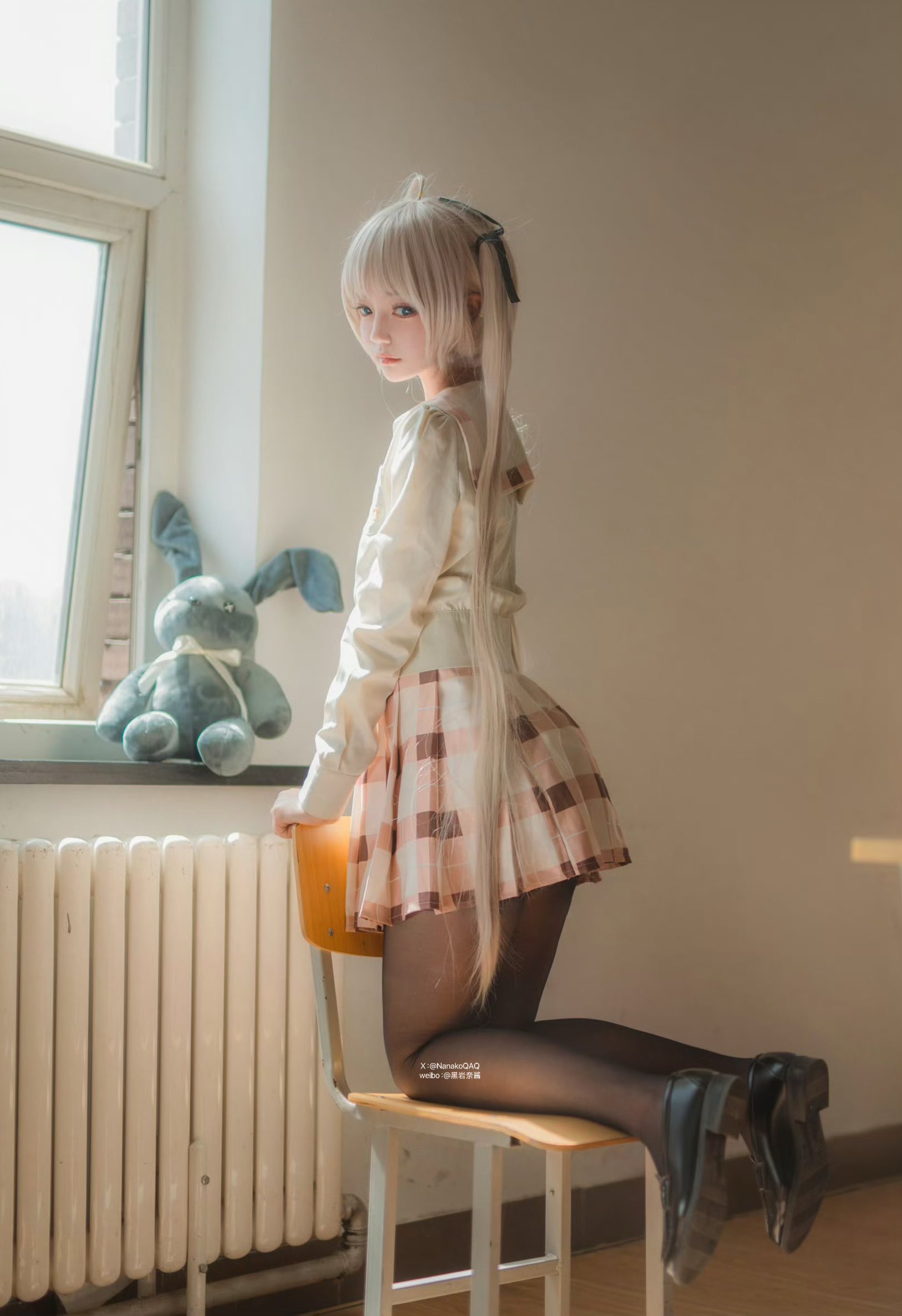 穿着一件布衣的女人躺在一张桌子上。