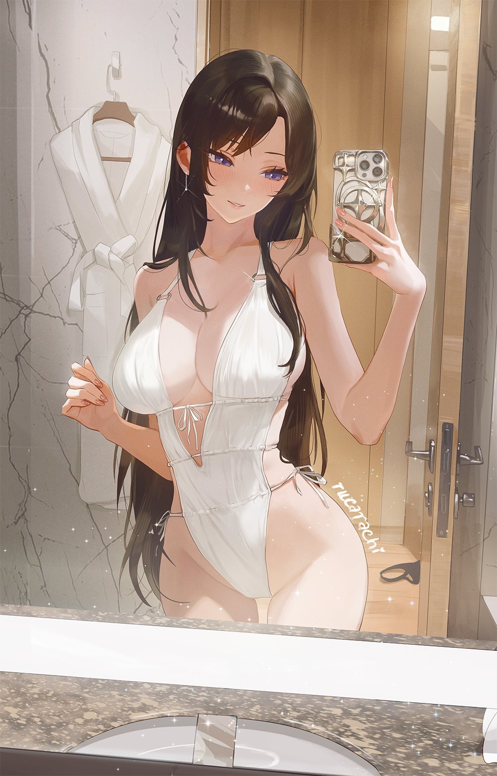 一位穿着白色泳衣的女人在镜子前拍个自拍。