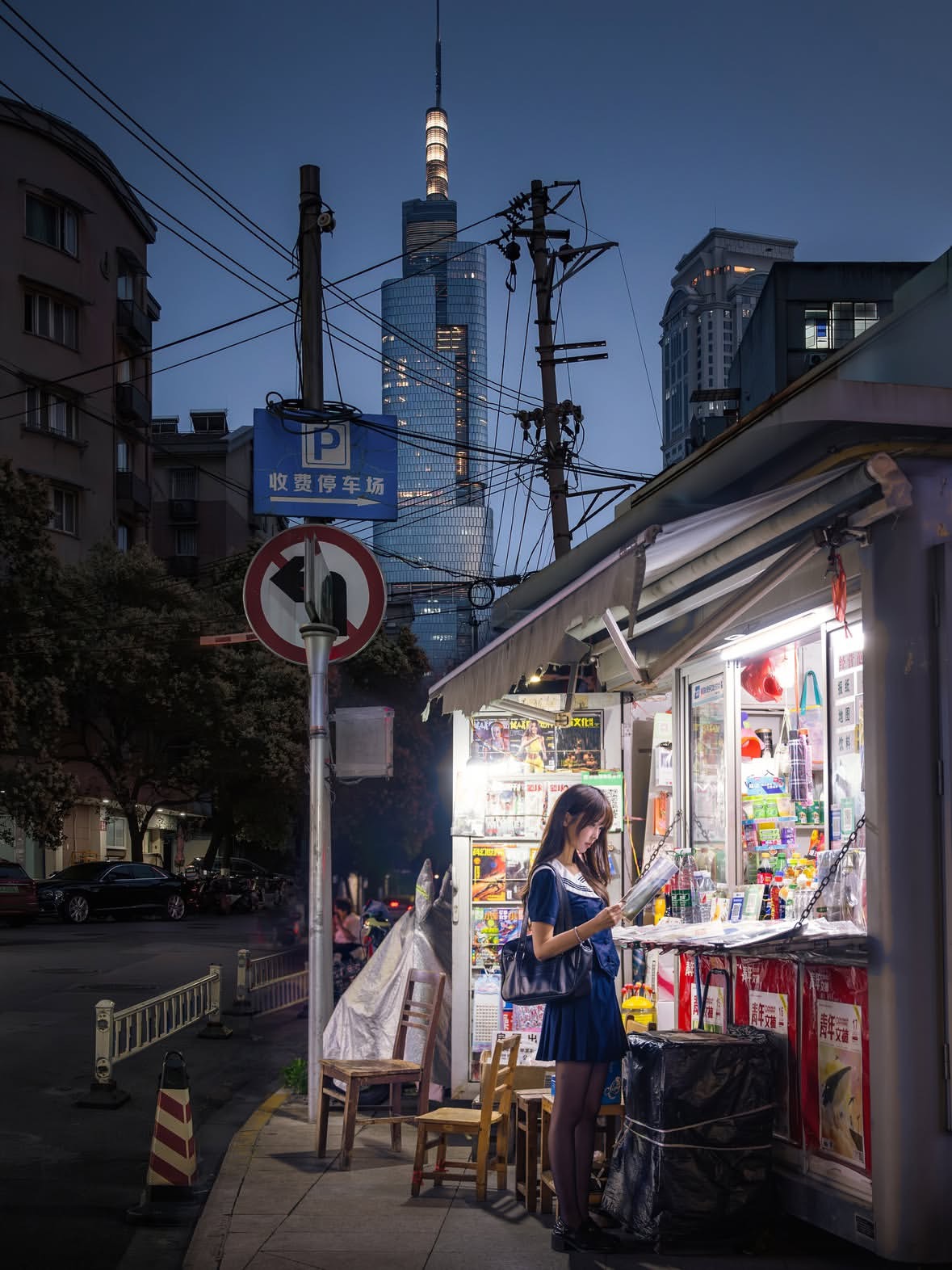 女人坐在一个圆形的物体上,拿着一本书。