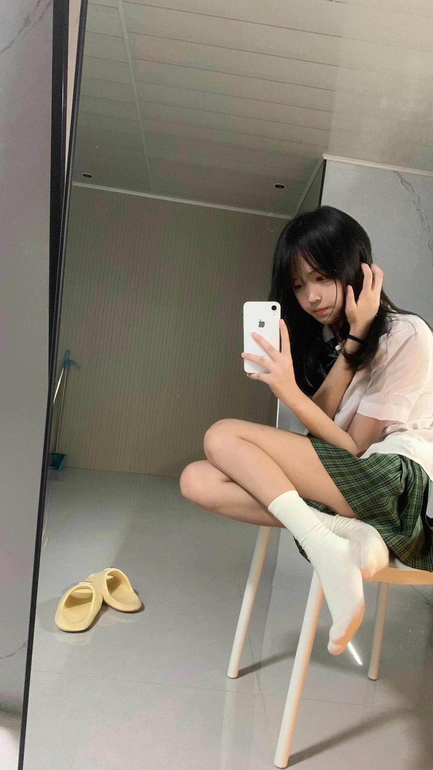 女孩在一个房间里拍了个自拍。