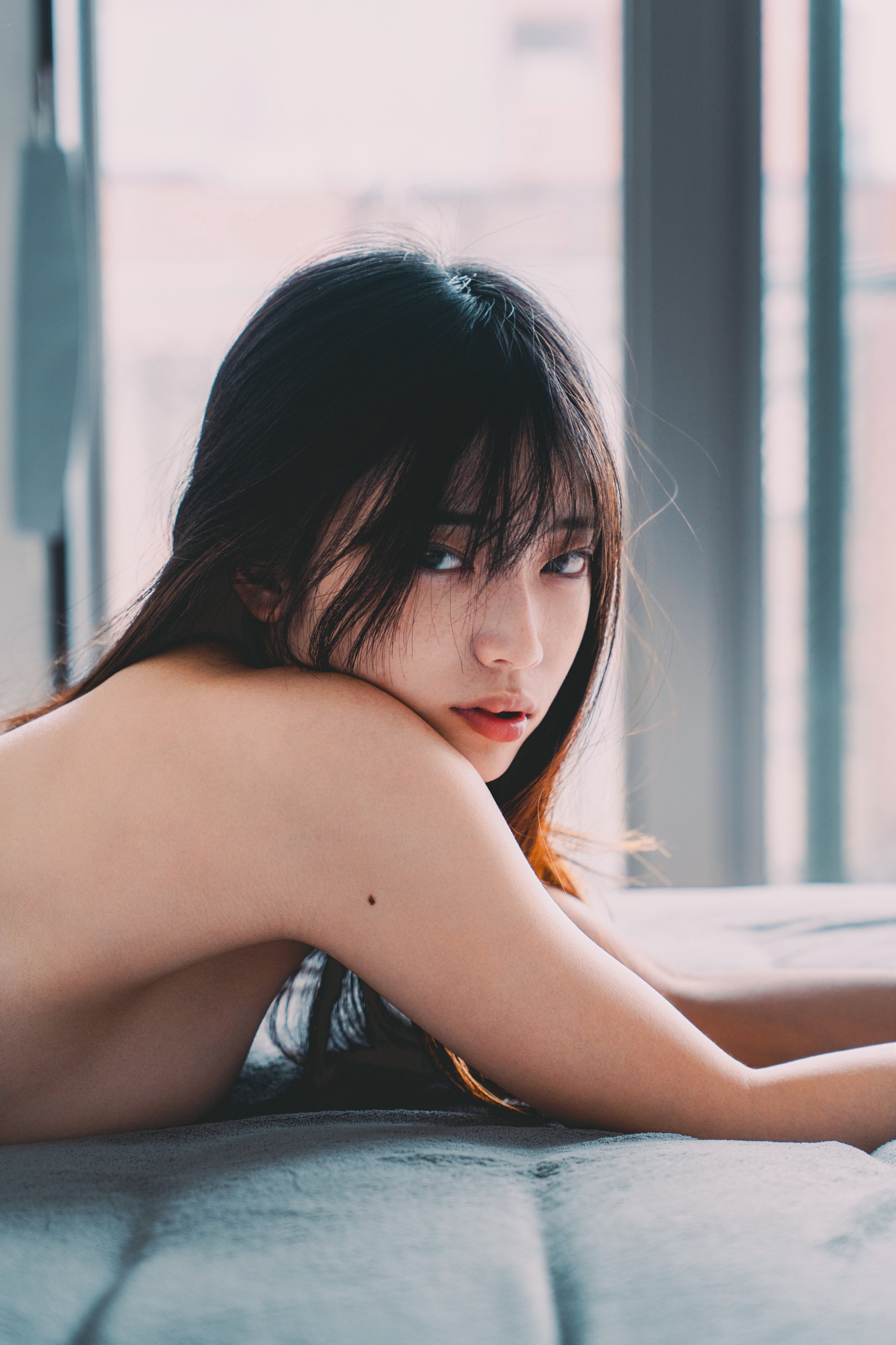 长头发的女人,肩膀上有子。