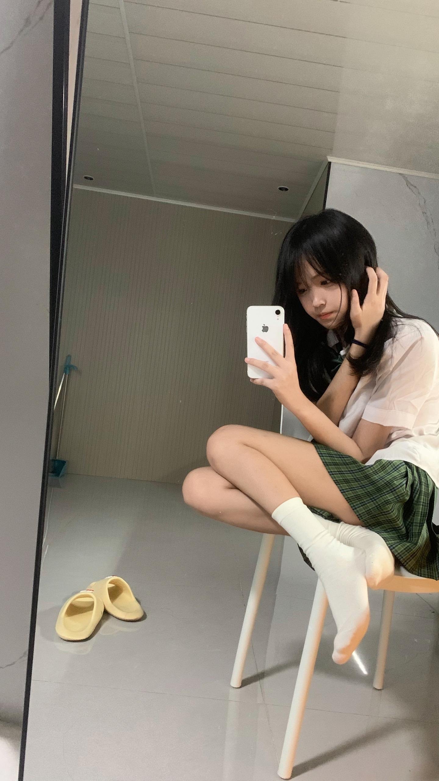 女孩在一个房间里拍了个自拍。