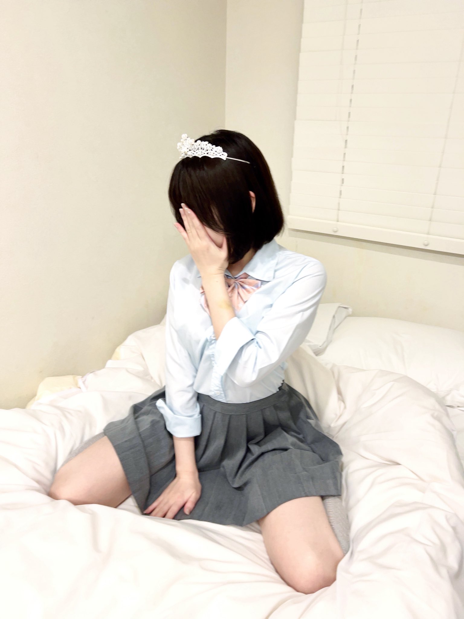 女人穿着蓝色衬衫,头上戴着王冠。