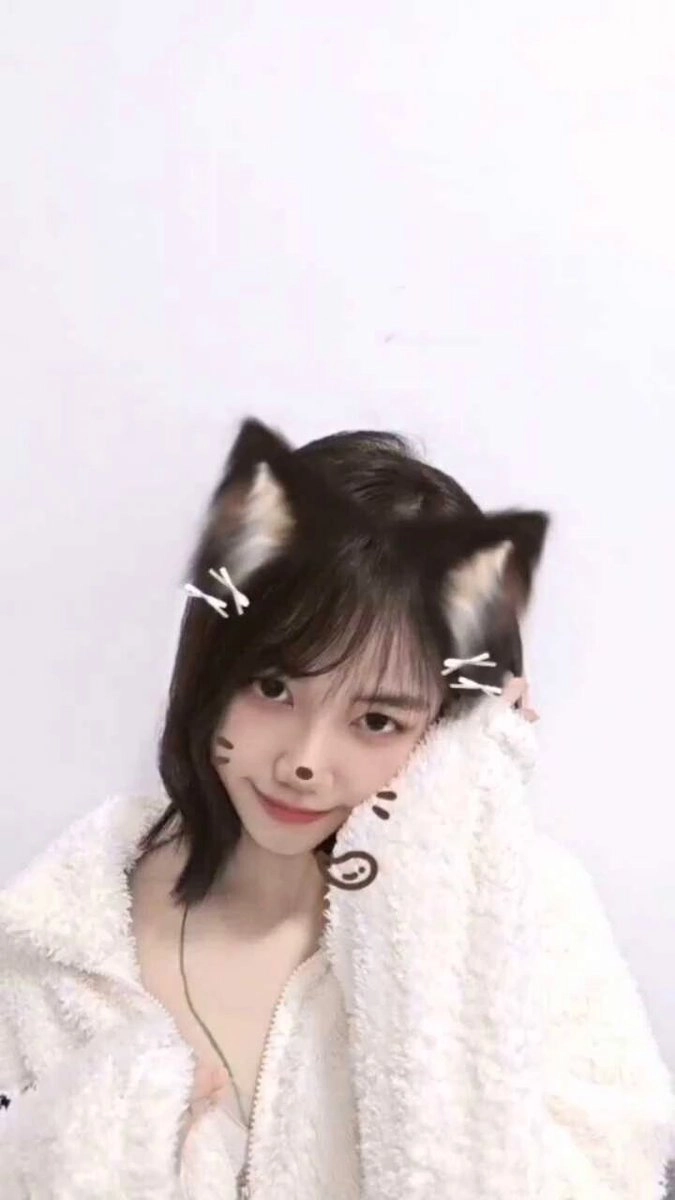 戴着猫耳带的女人