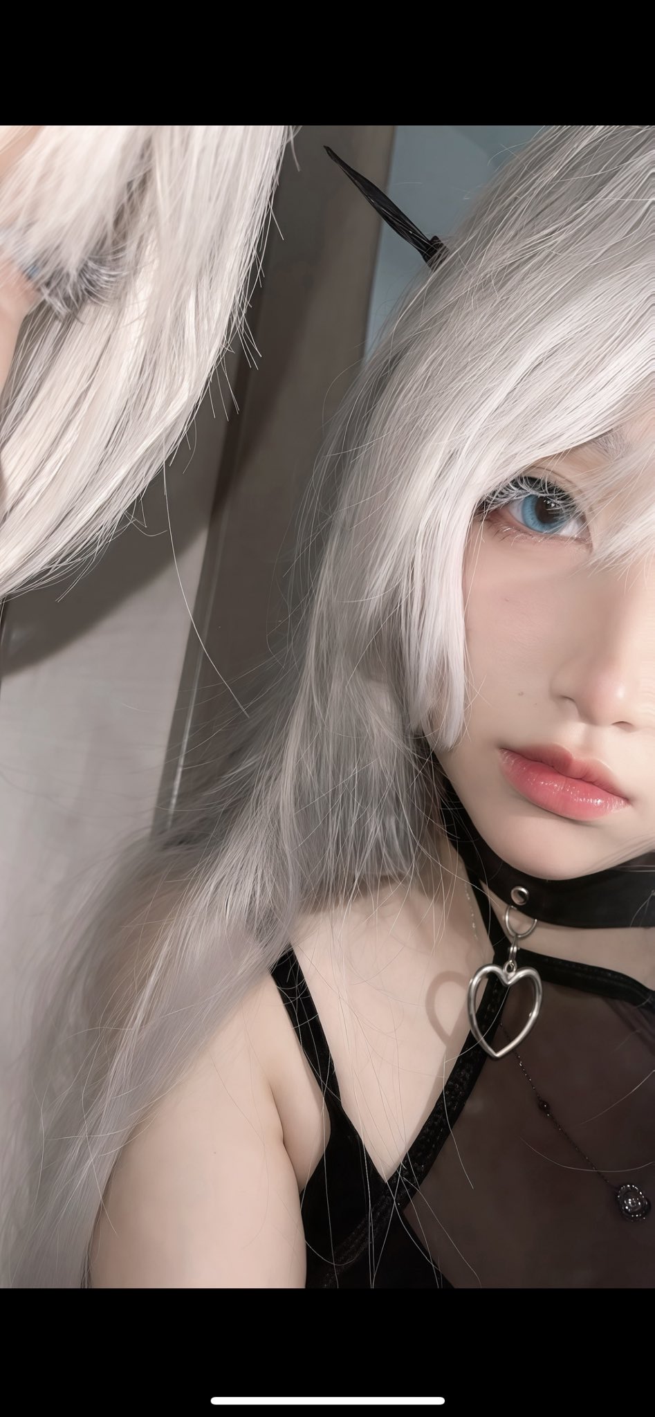 白头发和蓝眼睛的女人。