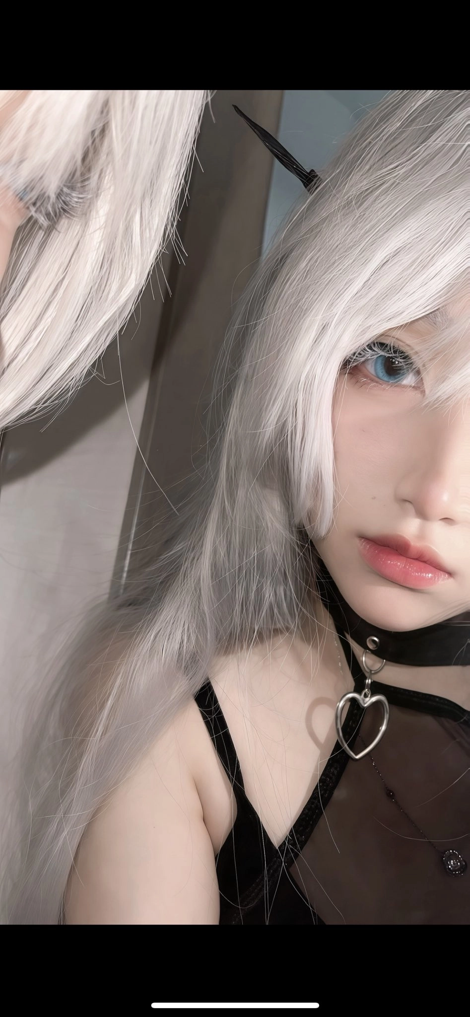 白头发和蓝眼睛的女人。