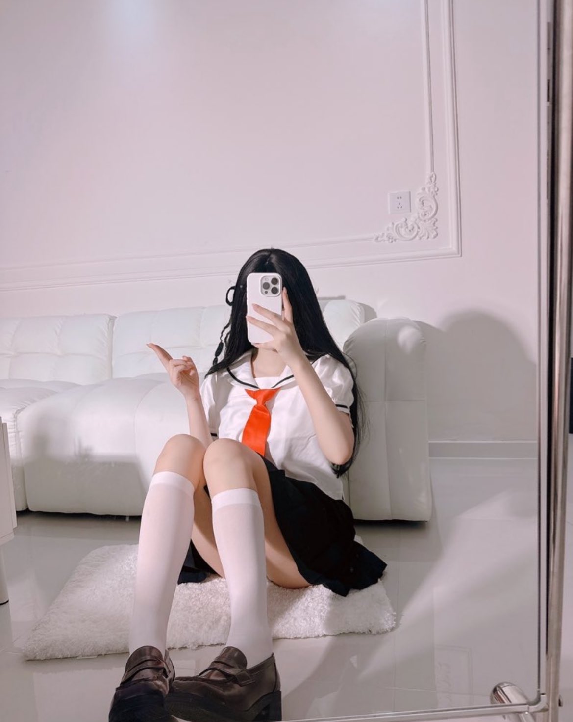 一位穿着黑色衬衫和白色衬衫的女人拍了一张自拍。