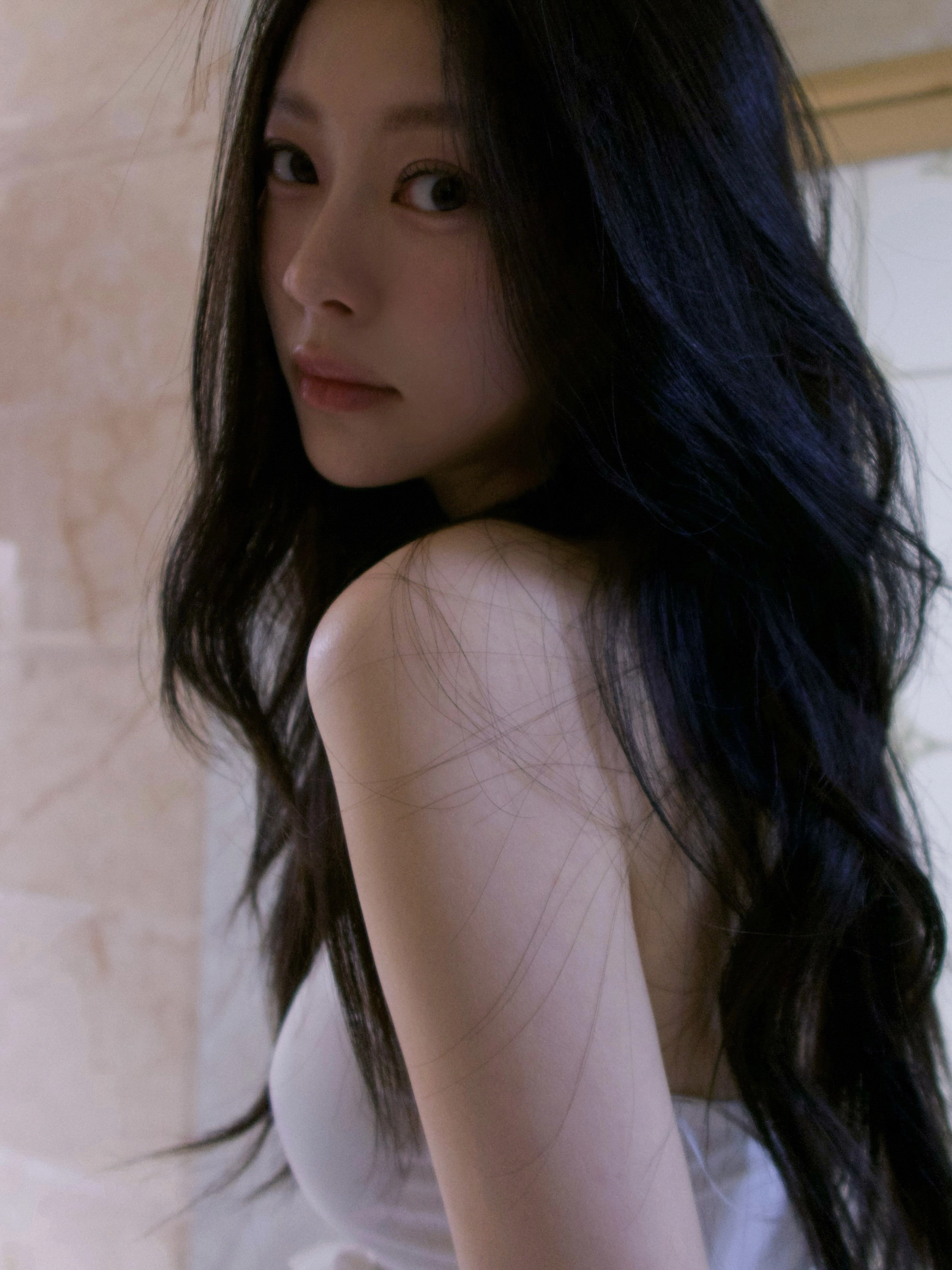 黑头发和白衬衫的女人。