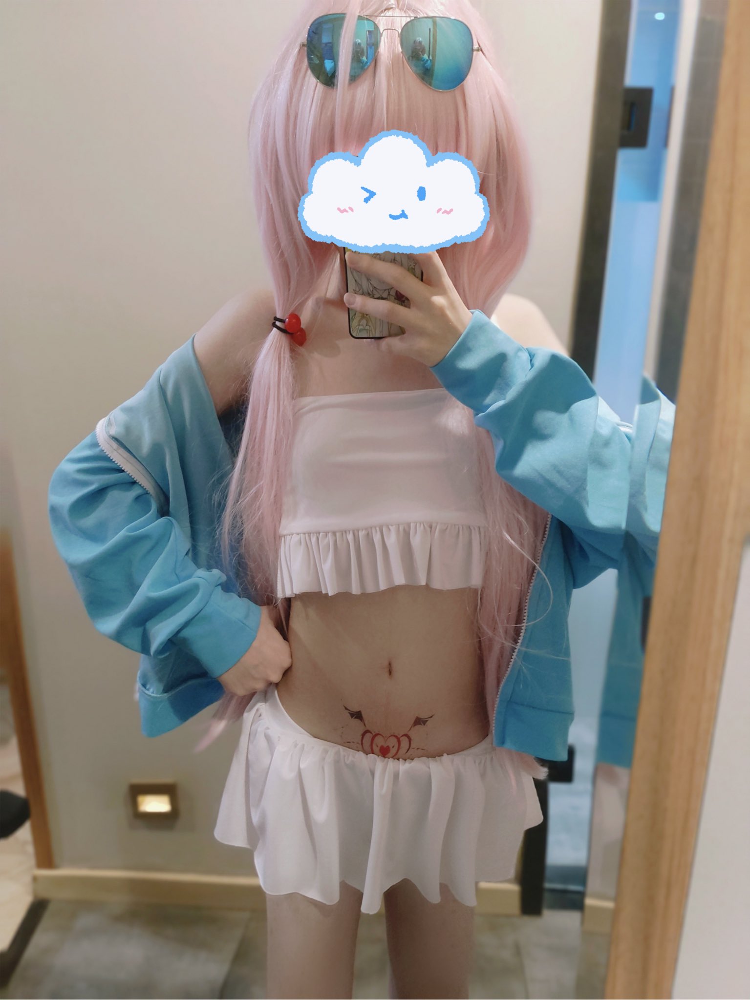 女孩拍自拍,头发上有一根粉红色的弓。