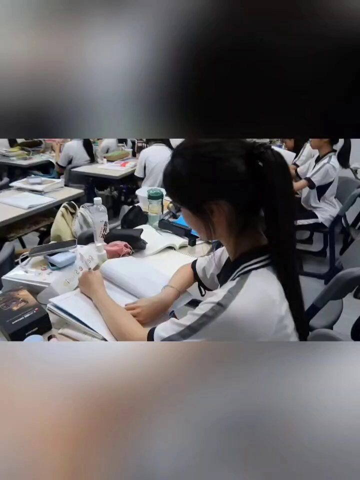 女孩在写一本书。