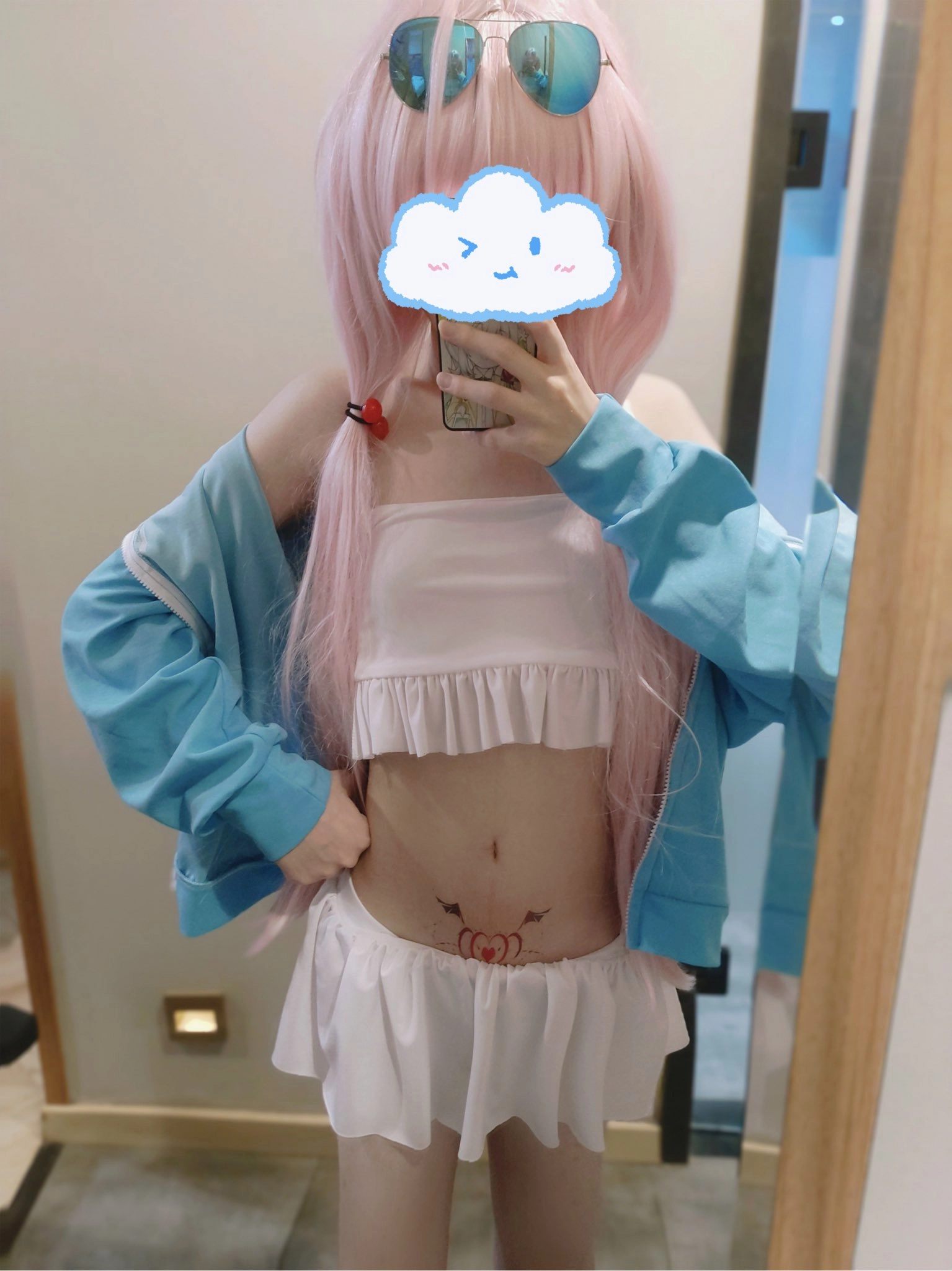 女孩拍自拍,头发上有一根粉红色的弓。