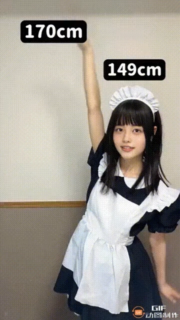 女人穿着女仆的服装,拿着一个标志说149厘米。