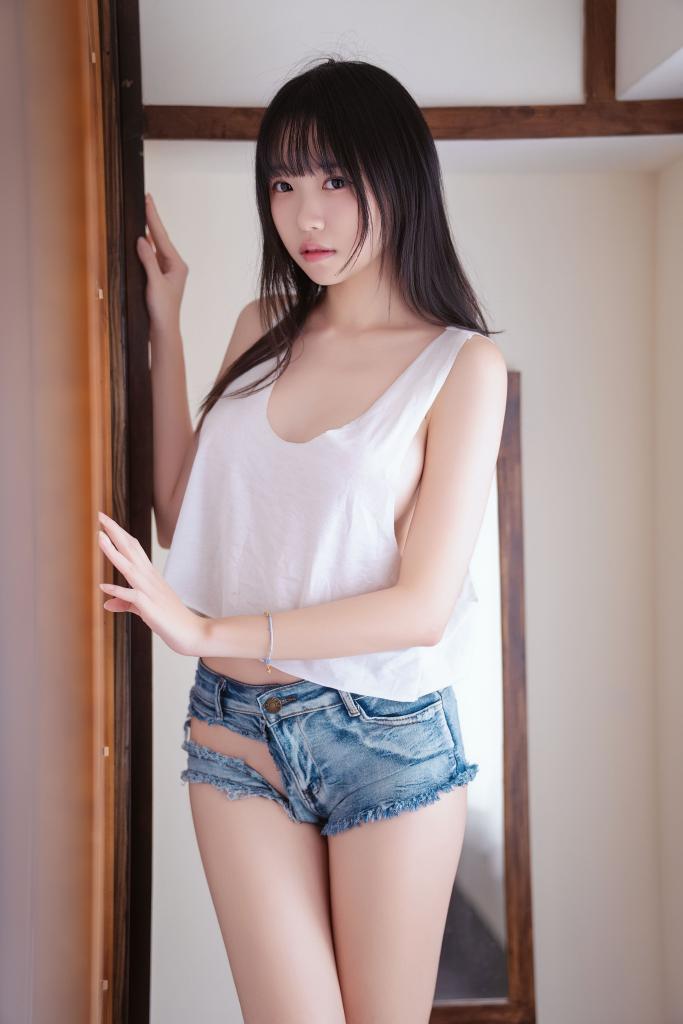 穿短裤和一件白色衬衫的女人。