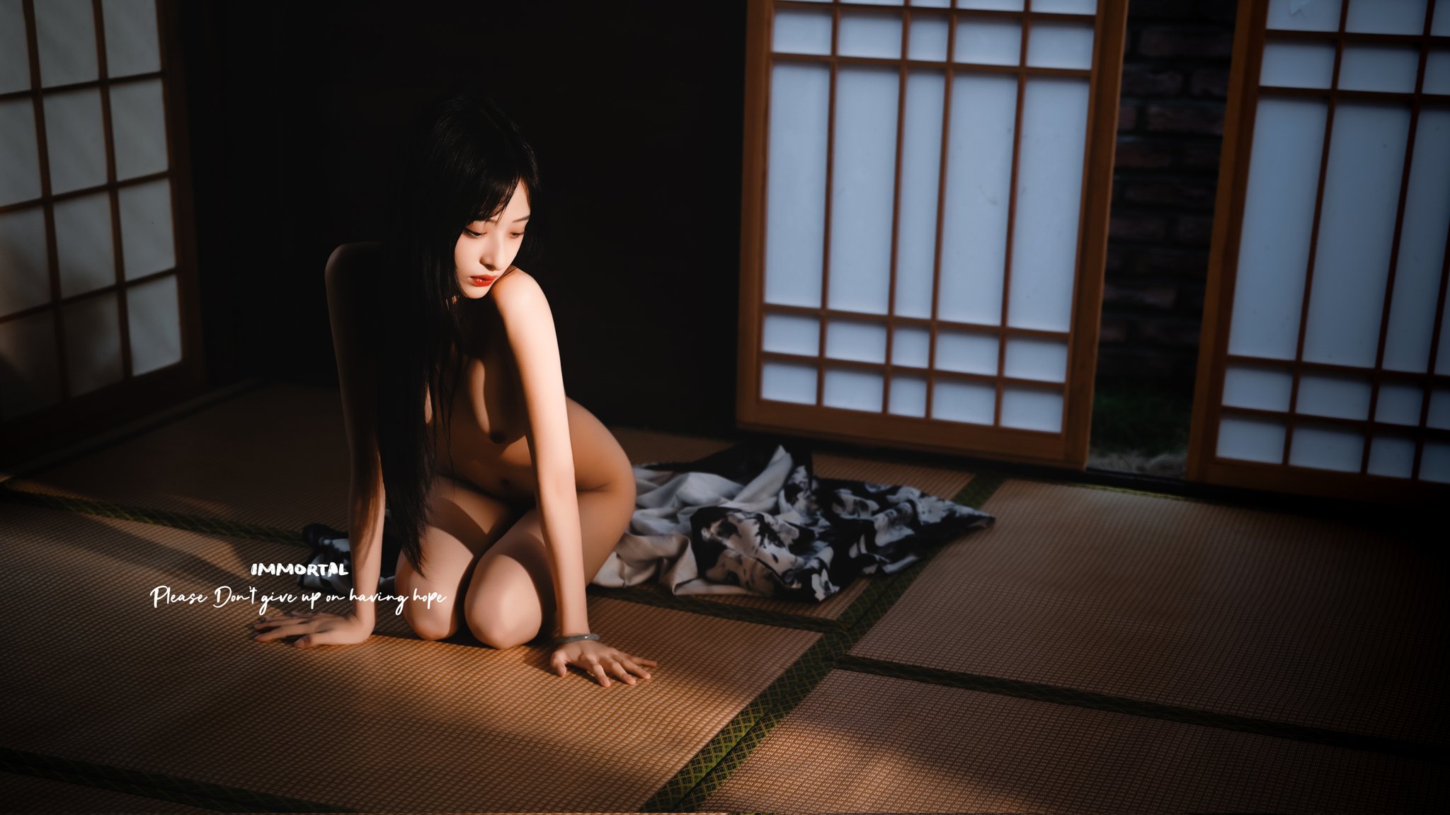 带着猫咪的女人坐在床上。