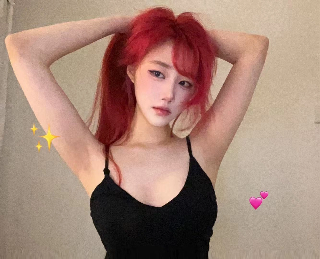 红头发和一件黑色衬衫的女人。