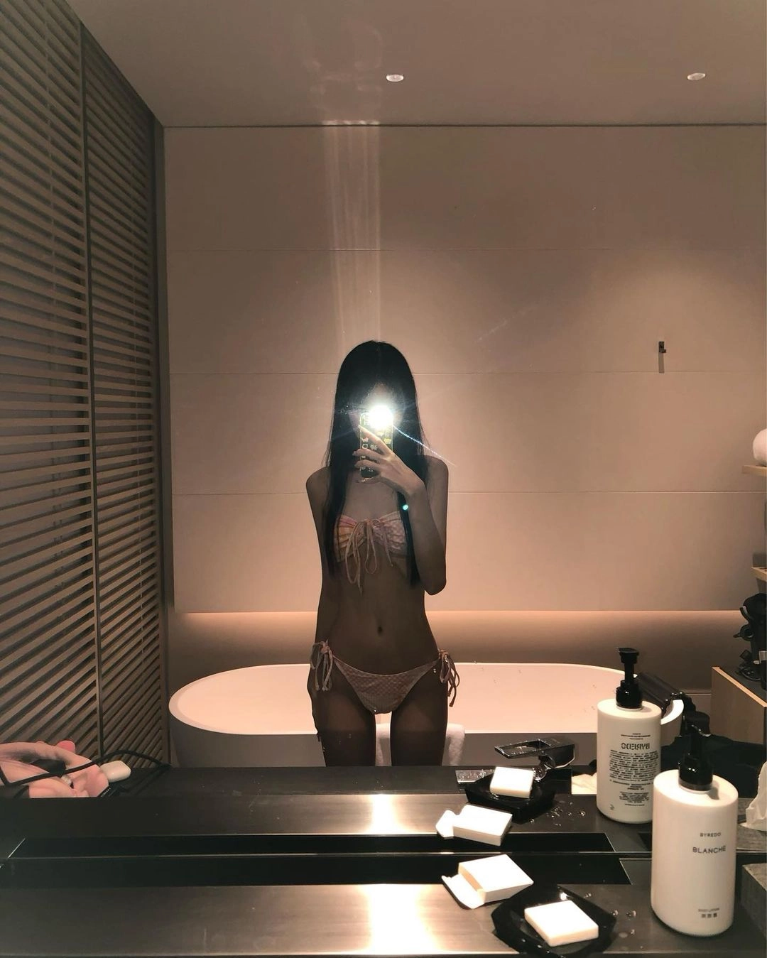 女人在浴室里拍个自拍。