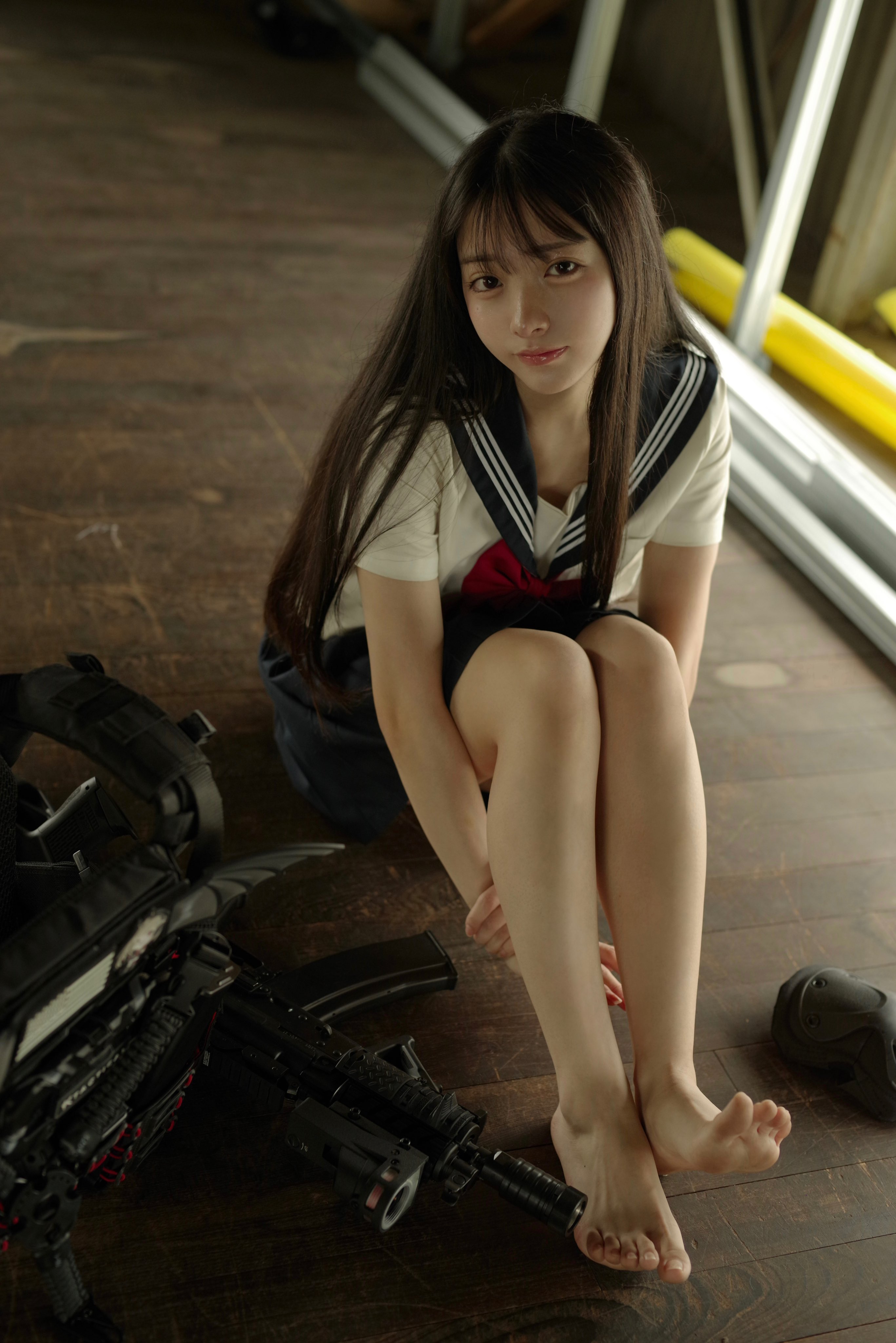 带着相机的女孩坐在地板上。