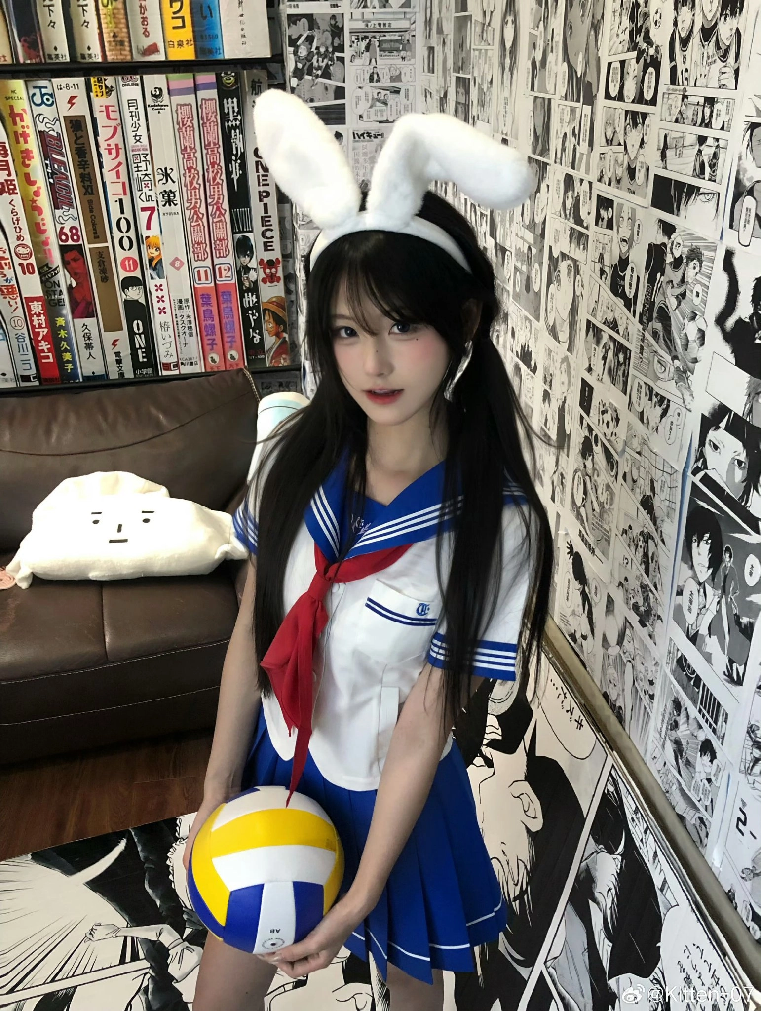 穿兔子服的女孩拿着一颗黄色的球。