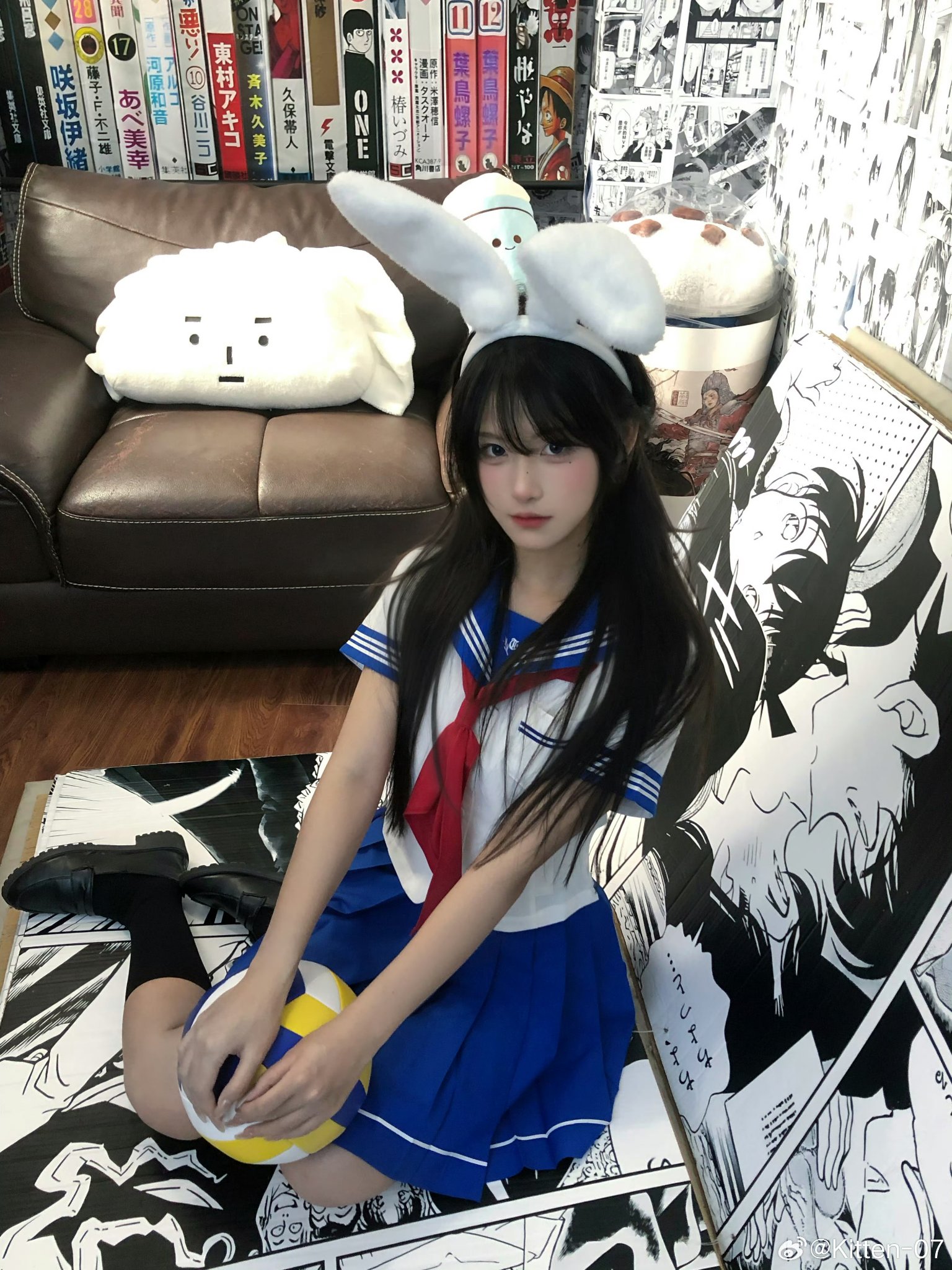 穿兔子服的女孩拿着一颗黄色的球。