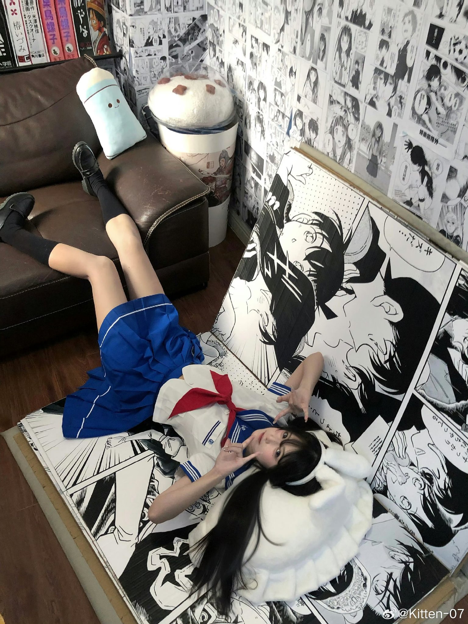 穿兔子服的女孩拿着一颗黄色的球。