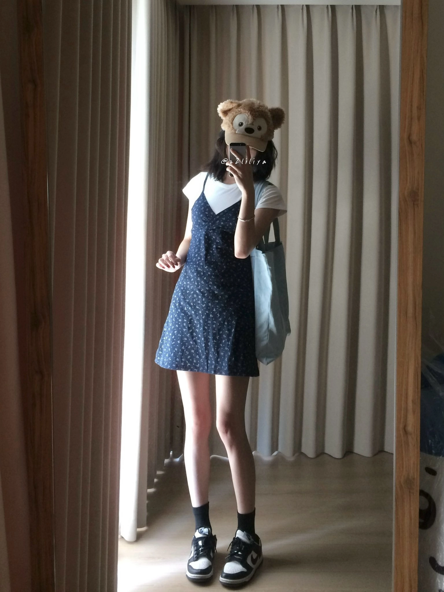 女人戴着熊的面具,拿着一个袋子。