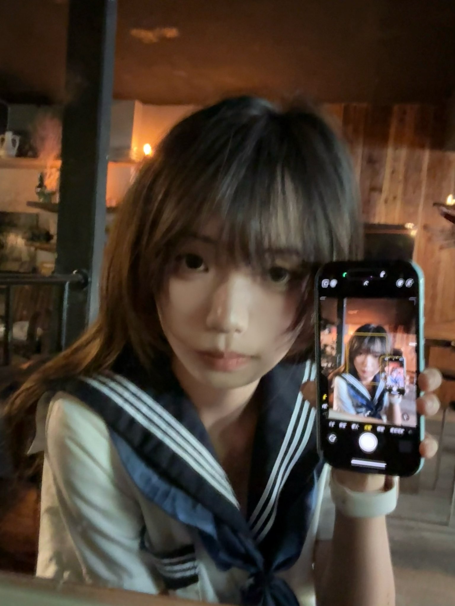 女人拿着手机,上面有另一个女人的照片。