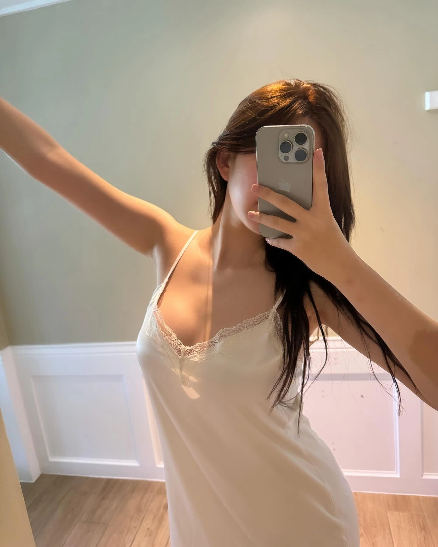 女人用手机拍自拍。