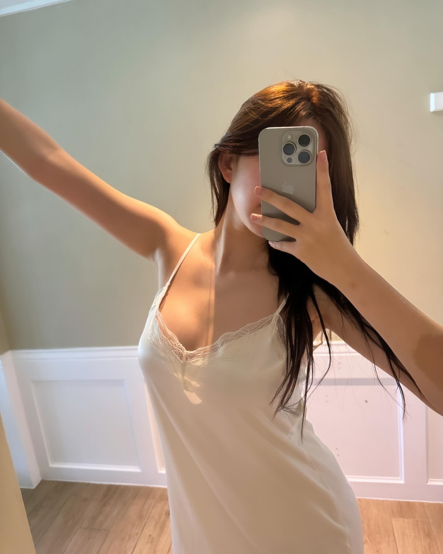 女人用手机拍自拍。