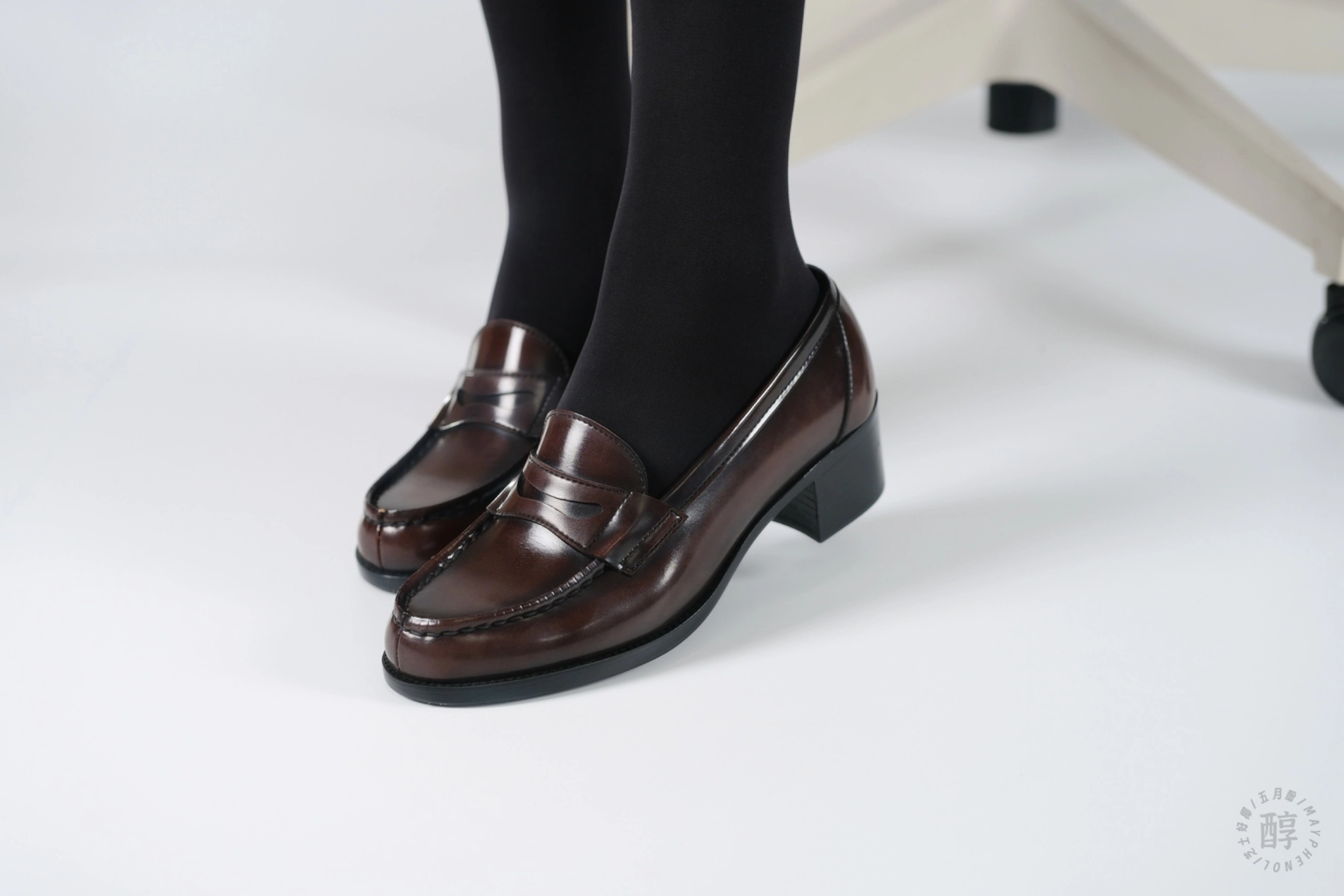 一双棕色鞋子,一双黑色的鞋链。