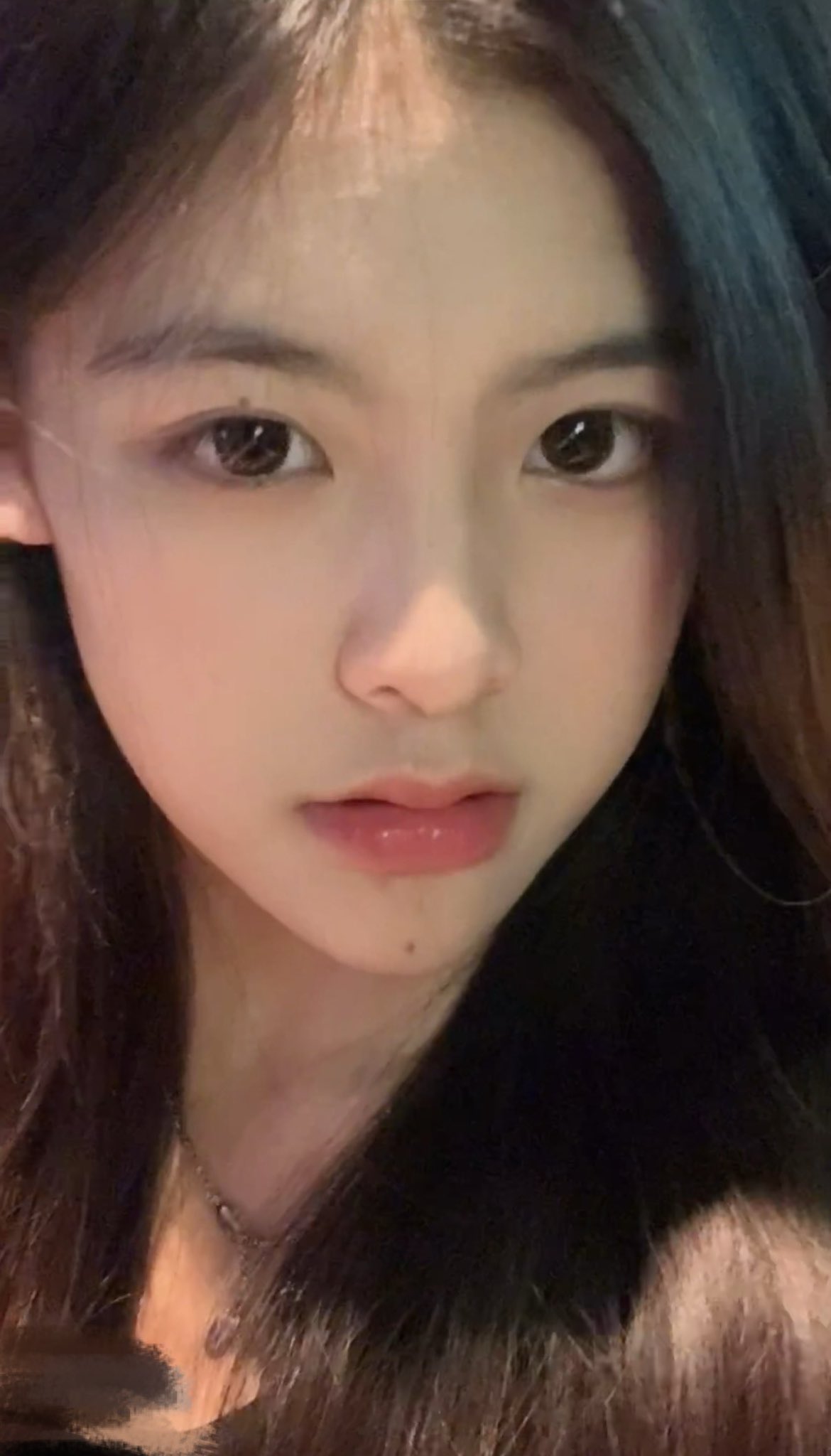 年轻的女孩有黑色的头发和脸上的子。