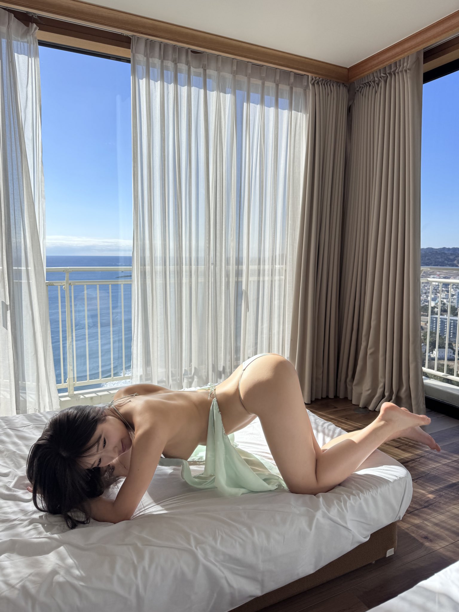 女人躺在床上,背对着相机。