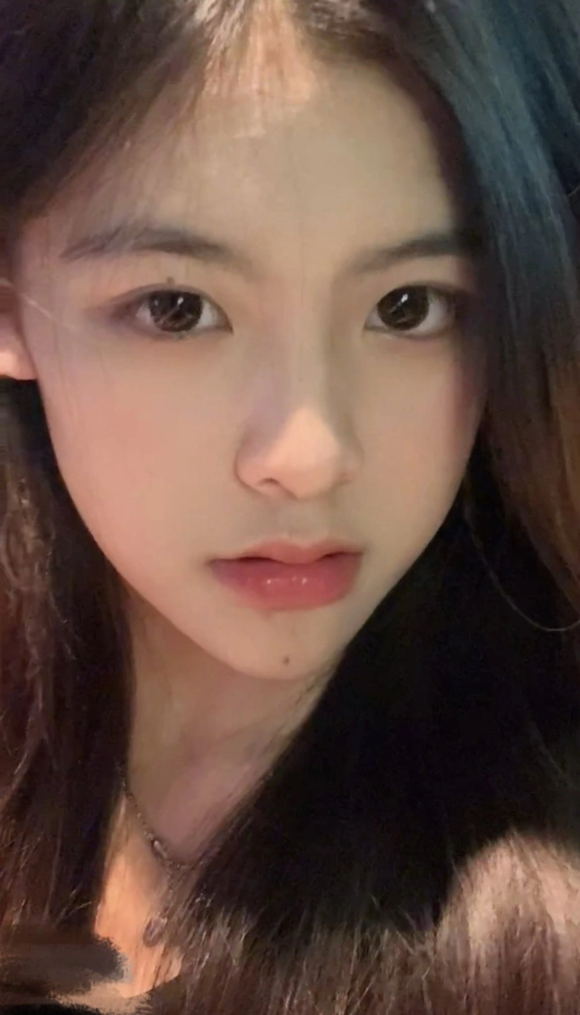 年轻的女孩有黑色的头发和脸上的子。