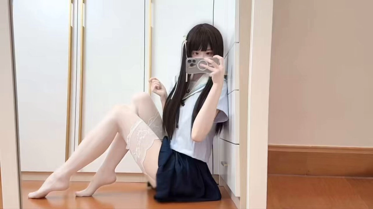 穿着黑色裙子和白色衬衫的女人自己拍照。