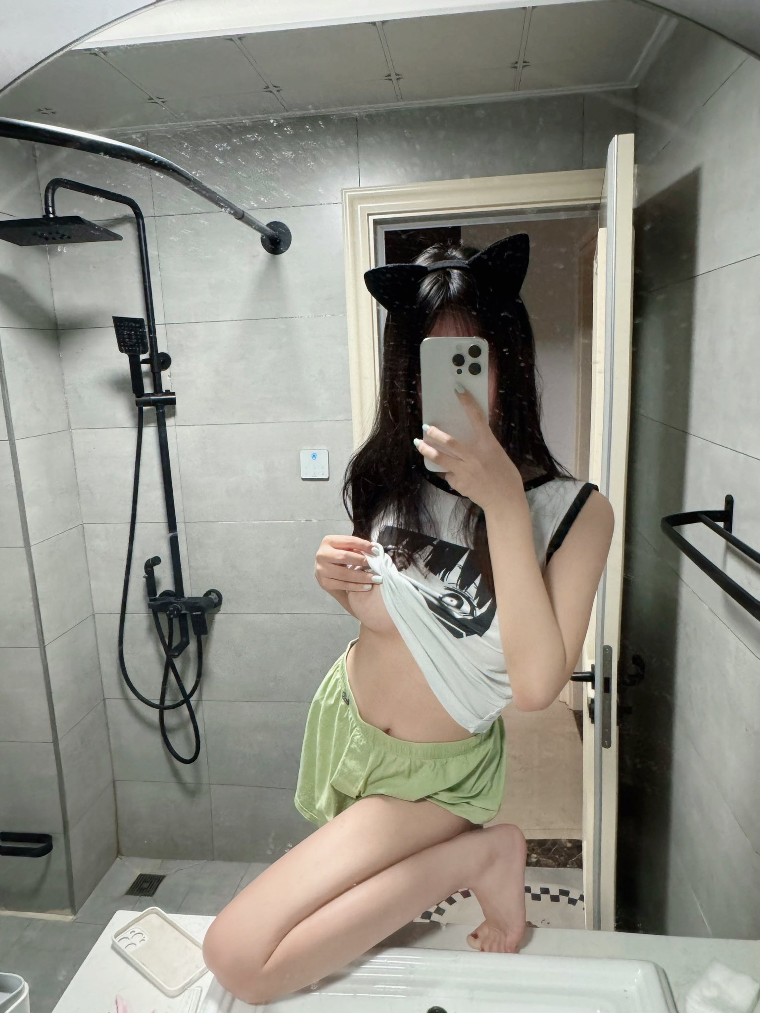 女人在浴室里拍个自拍。