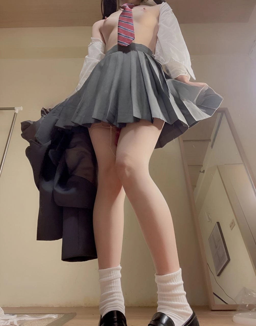 女人穿着一件衬衫,没有衬衫。